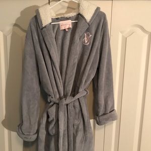 Never worn Victoria’s Secret Fuzzy Robe
